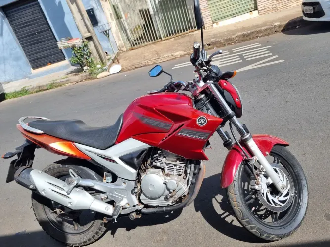 Vendo moto fazer 250 cilindrada 