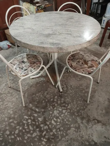 Mesa redonda tampo em formica e quatro cadeiras ferro almofadadas