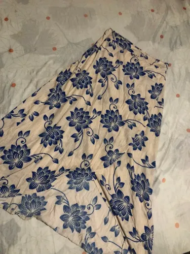 Vendo saia azul e florida?