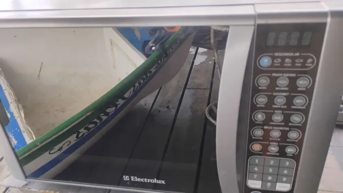 Microondas Electrolux espelhado grill