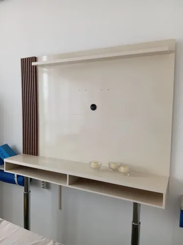 Painel TV off-white com Cumarú. SEMINOVO. Excelente estado. Oportunidade. 