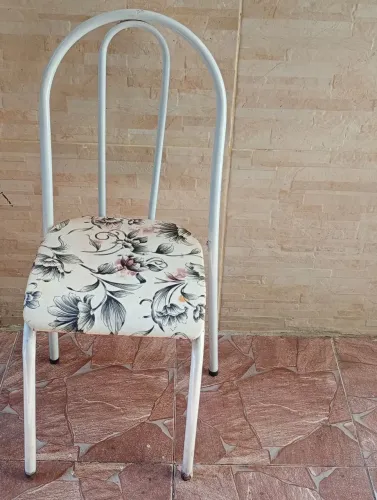 Cadeira de Metal com Estofado Floral - R$ 30