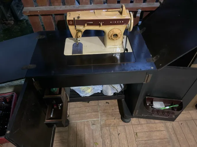 MÁQUINA DE COSTURA COM BALCÃO