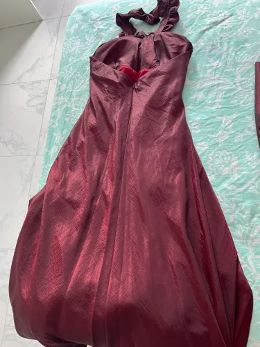 Vestido vinho com echarpe 