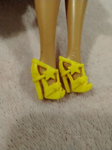 Par de sapatos amarelos Barbie Fashionistas #104