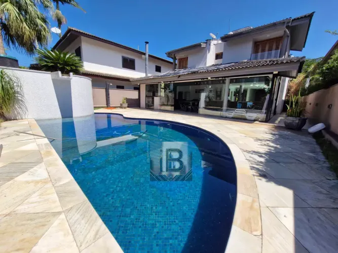 Linda casa no Condomínio Hanga Roa | 5 Suítes, Piscina e Lazer de Resort em Bertioga SP