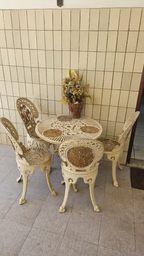 Conjunto de mesa e cadeira de jardim em ferro fundido clássica