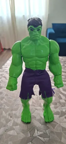 Vendo Boneco grande do Incrível Hulk R$20 com uma pequena avaria no pé