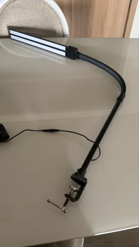 Luminária de mesa em led, com haste flexível