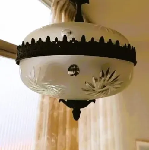 Grande lustre luminária Bronze vidro leitoso ricamente trabalhado comporta duas lâmpadas *