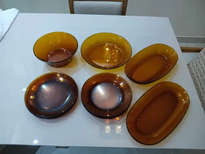 Aparelho de Jantar Duralex Marron com pratos rasos, pratos fundos, travessas e tigela