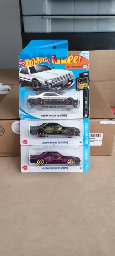 Hot Wheels 3 Nissan Skyline RS (KDR30) Branco, Verde e Roxo