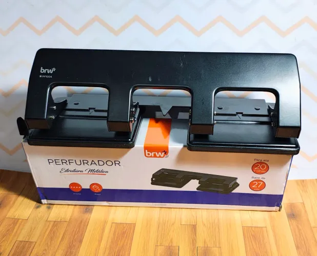 Furador de papel com 4 furos