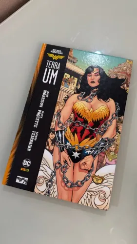 MULHER MARAVILHA TERRA UM - CAPA DURA