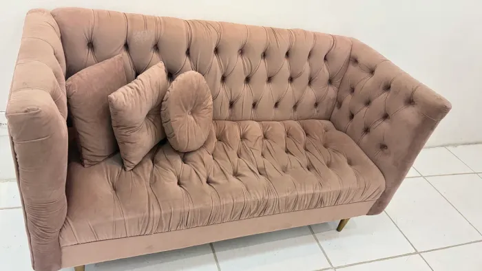 Sofá capitonê para recepção 