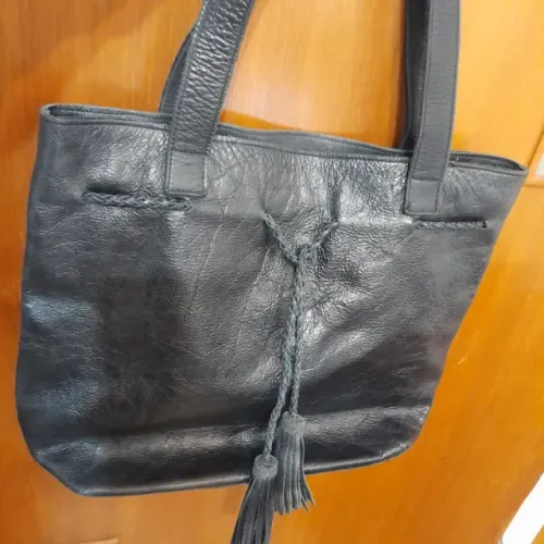 Bolsa Via Mia Couro Preta Grande - Com Divisória e Zíper