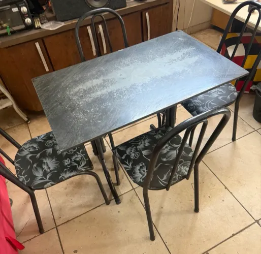 Jogo de mesa com 4 cadeiras tampo de pedra usada barata