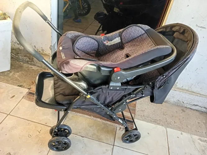 Carrinho com bebê conforto