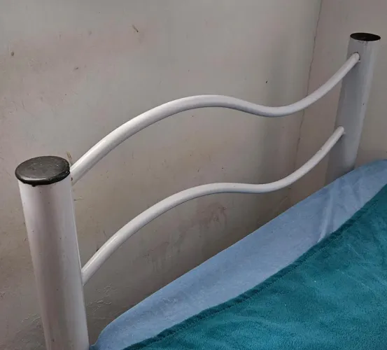 Vendo cama solteiro de ferro tenho duas unidades iguais