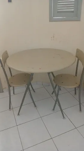 Mesa com duas cadeiras