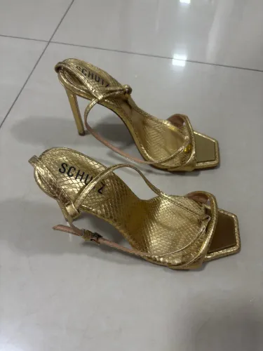 Sandália salto fino e amarração dourada schutz 