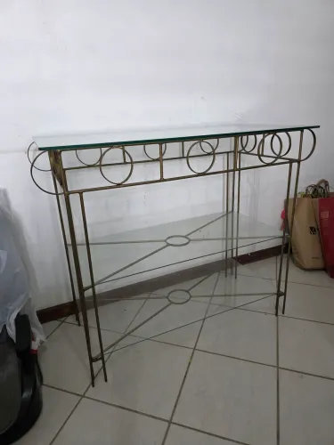Vendo aparador de ferro com vidro 