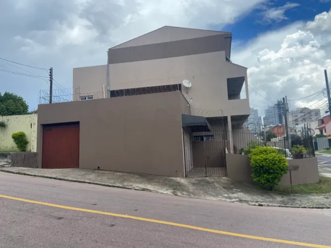 Aluga sobrado no Capão Raso