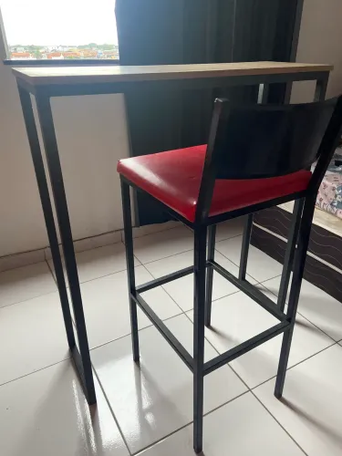 Balcão estilo americano e cadeira alta 