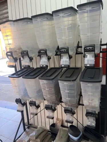 Expositor dispenser de ração e grãos.