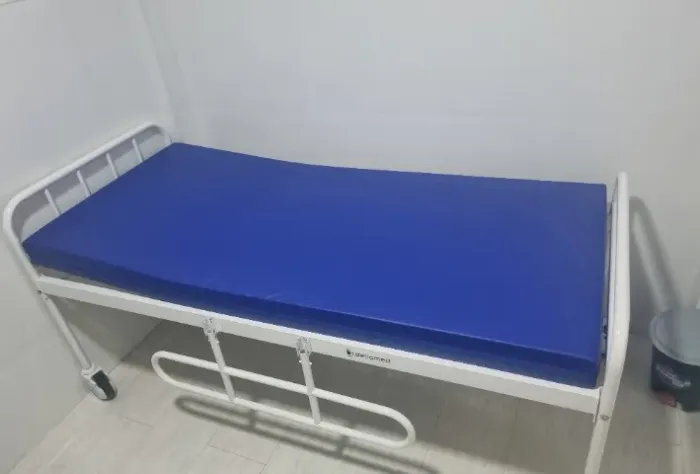 Cama hospitalar manual 2 movimentos DX Dellamed e colchão hospitalar D3 semi nova