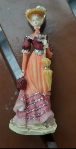 Bibelô antigo em resina representando dama de época 14cm altura