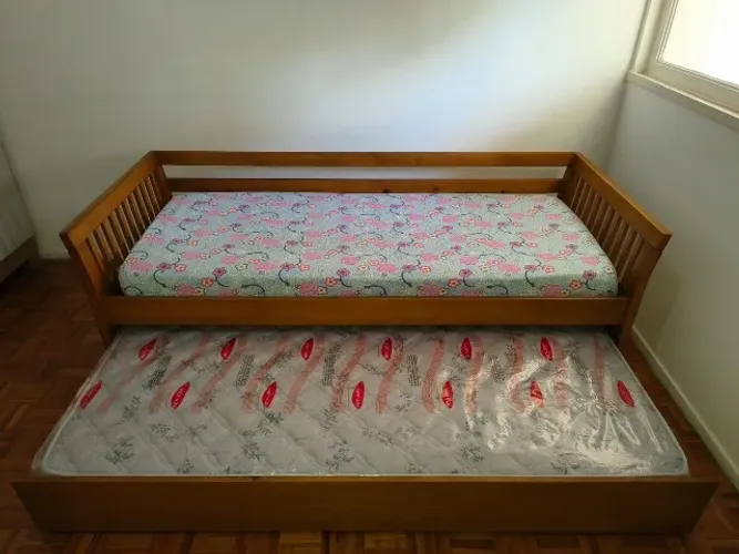 Bicama de solteiro com dois colchões em madeira