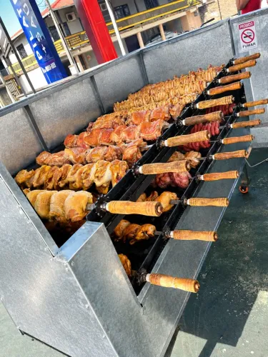 Churrasqueira com espetos giratórios