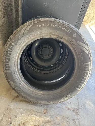 Pneu semi novo 185/65/R15 MOMO