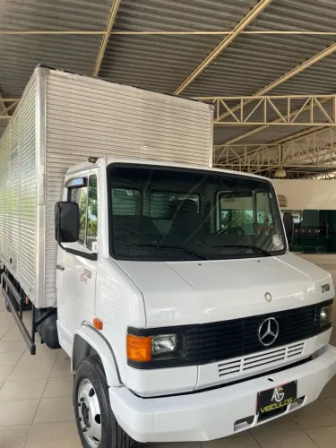Mercedinha 710 2011 baú de 6,20 EXTRA
