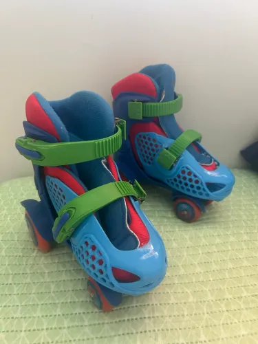 Patins Quad 4 Rodas Ajustável Azul E Acessórios De Segurança ( na cor preta)
