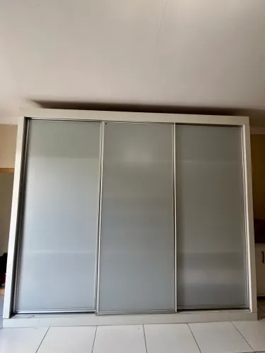Guarda roupa casal portas de vidro valor :650