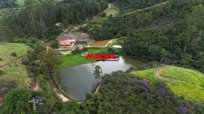 SÍTIO COM 27.000 M², 4 LAGOS E NASCENTES EM MONTEIRO LOBATO - R$ 950 MIL