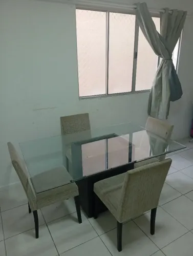Mesa de jantar com tampo de vidro mais 4 cadeiras 
