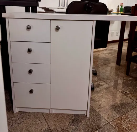 Mesa de Nail Design em L Planejada: Com armário lateral embutido, painel de tomadas