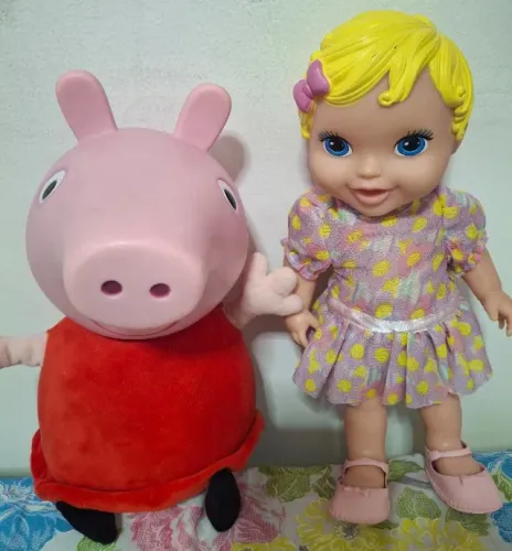 Boneca e Pepa Pig com corpo de pelúcia 