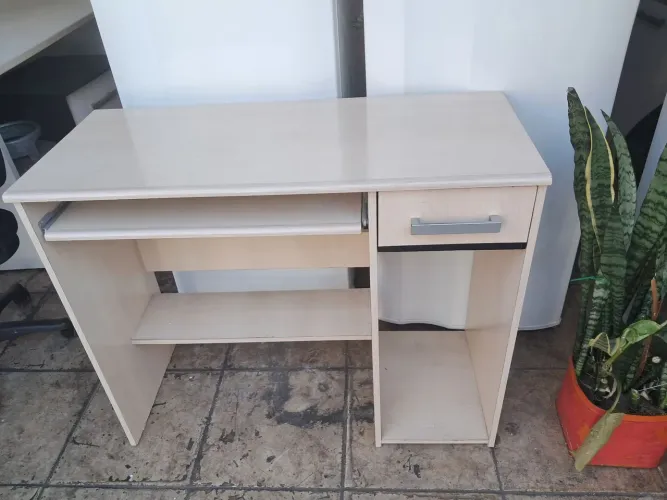 Mesa de computador pequena