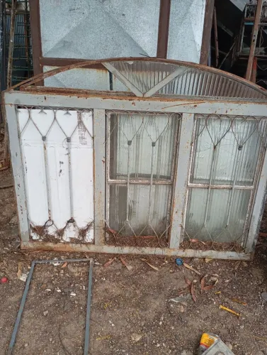 Janela colonial com vidro 