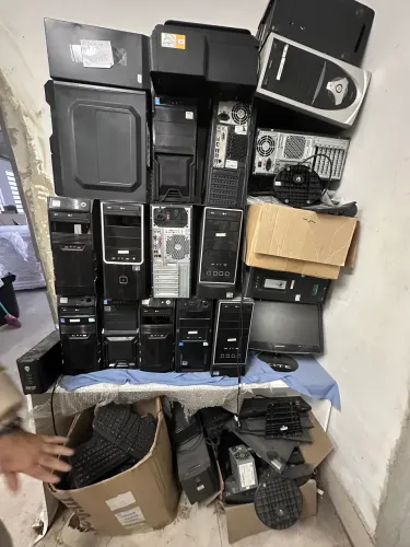 Lote de computadores e peças de informática 