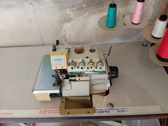 Vendo máquina de Costura Overloque 5 fios