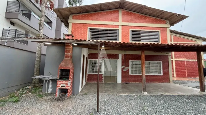 Galpão comercial com 404m² à venda no bairro Costa e Silva em Joinville-SC por R$3.200.000