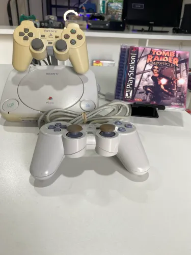 PlayStation 1, 2 controles, 1 jogo