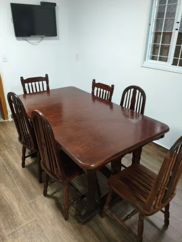 Mesa de madeira maciça com extensor com 8 cadeiras.