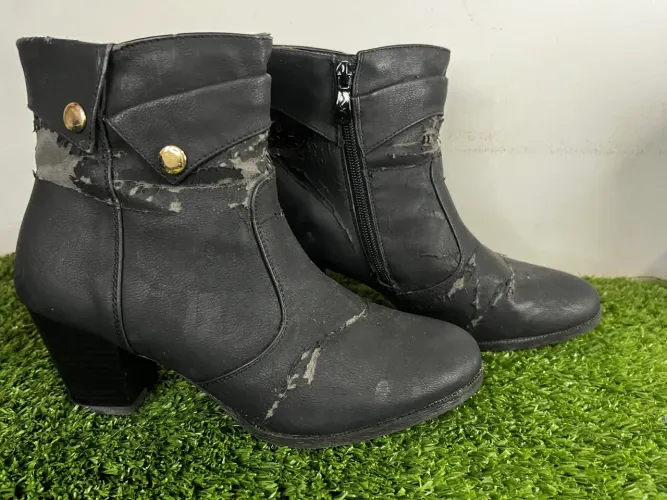 Bota Usada Preta com Tachinha Dourada Cano Curto Botinha Feminina
