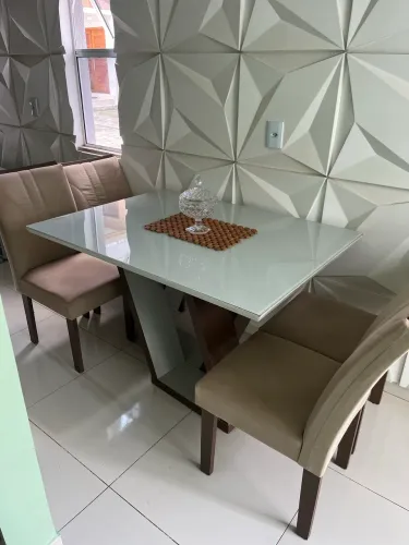 Mesa com 4 cadeiras, mas pode colocar até 6. Medindo 0,90x1,20cm. Aceito cartão.